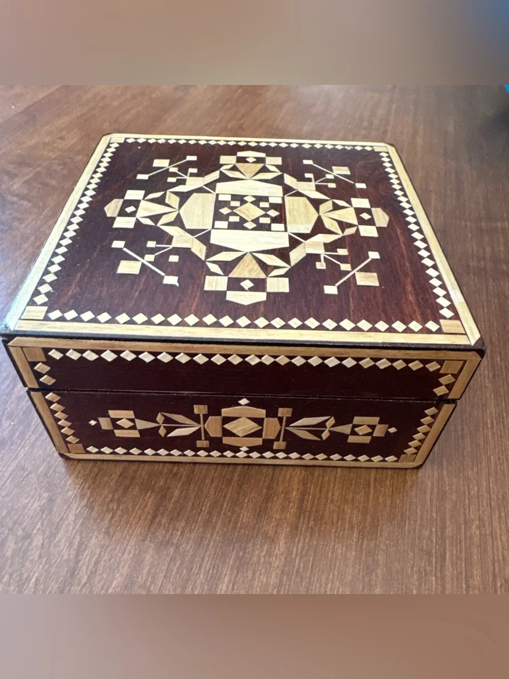 Beautiful vintage wooden trinket box with inlaid bamboo 4 x 4